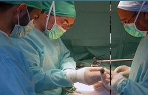 Dr._Ehtuish_Preforming_An_Organ_Transplant. Jornada récord mundial en trasplantes